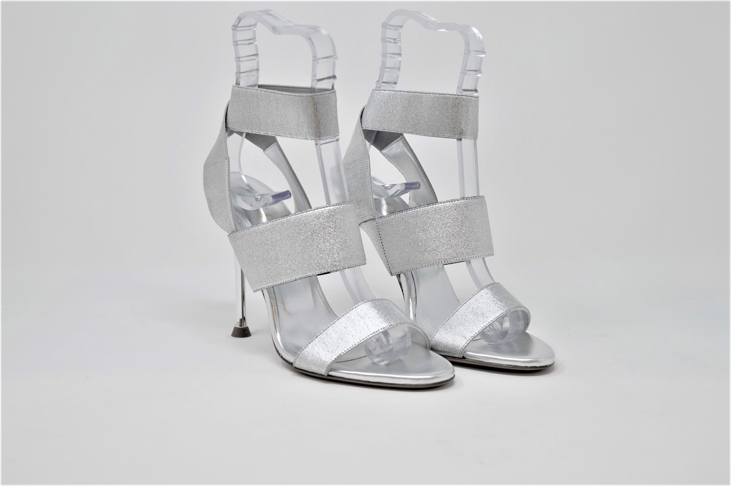 Silberne Sandale mit elastischen Bändern 10,5 cm Absatz