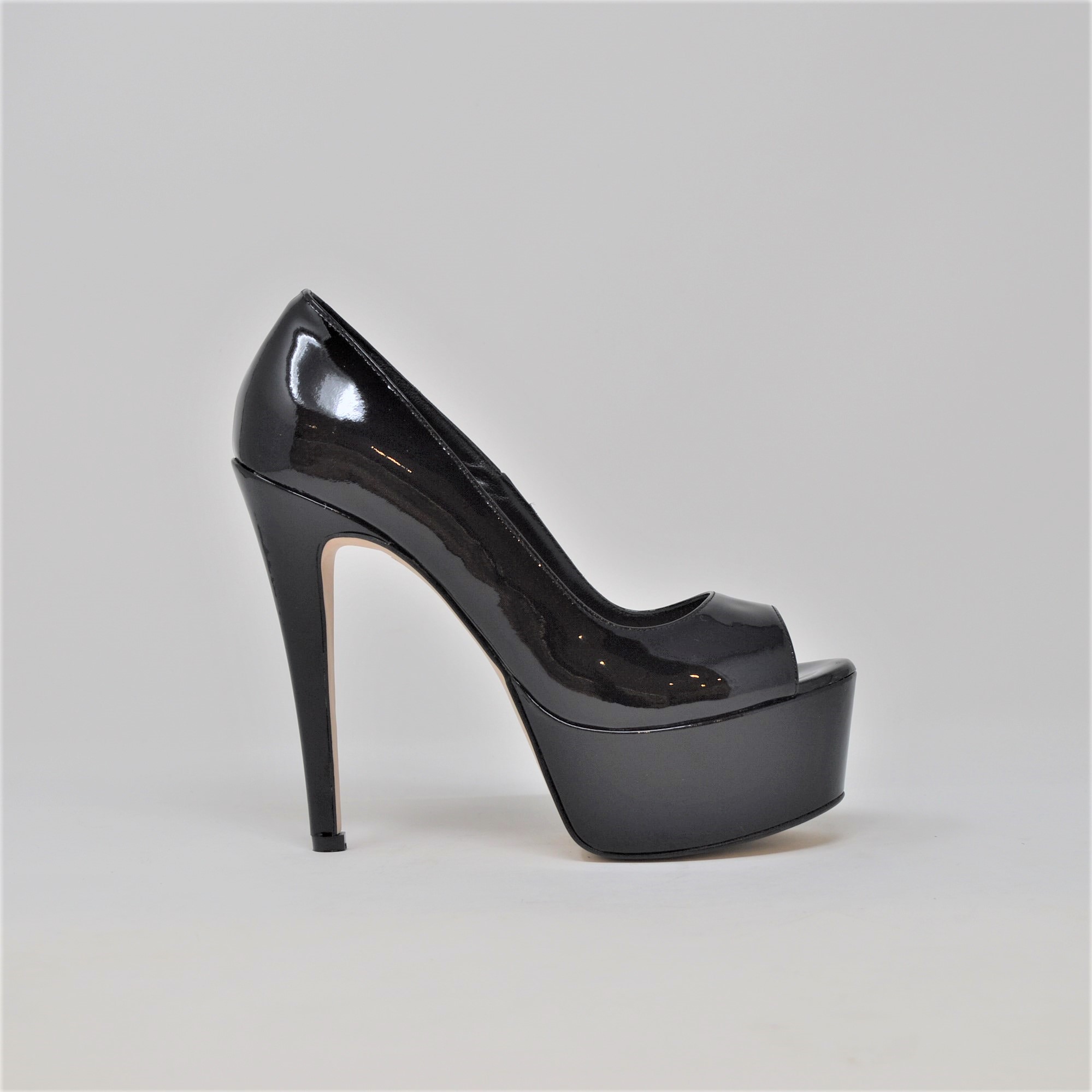 Peeptoe-Dekolleté aus schwarzem Lackleder 13,5 cm Absatz