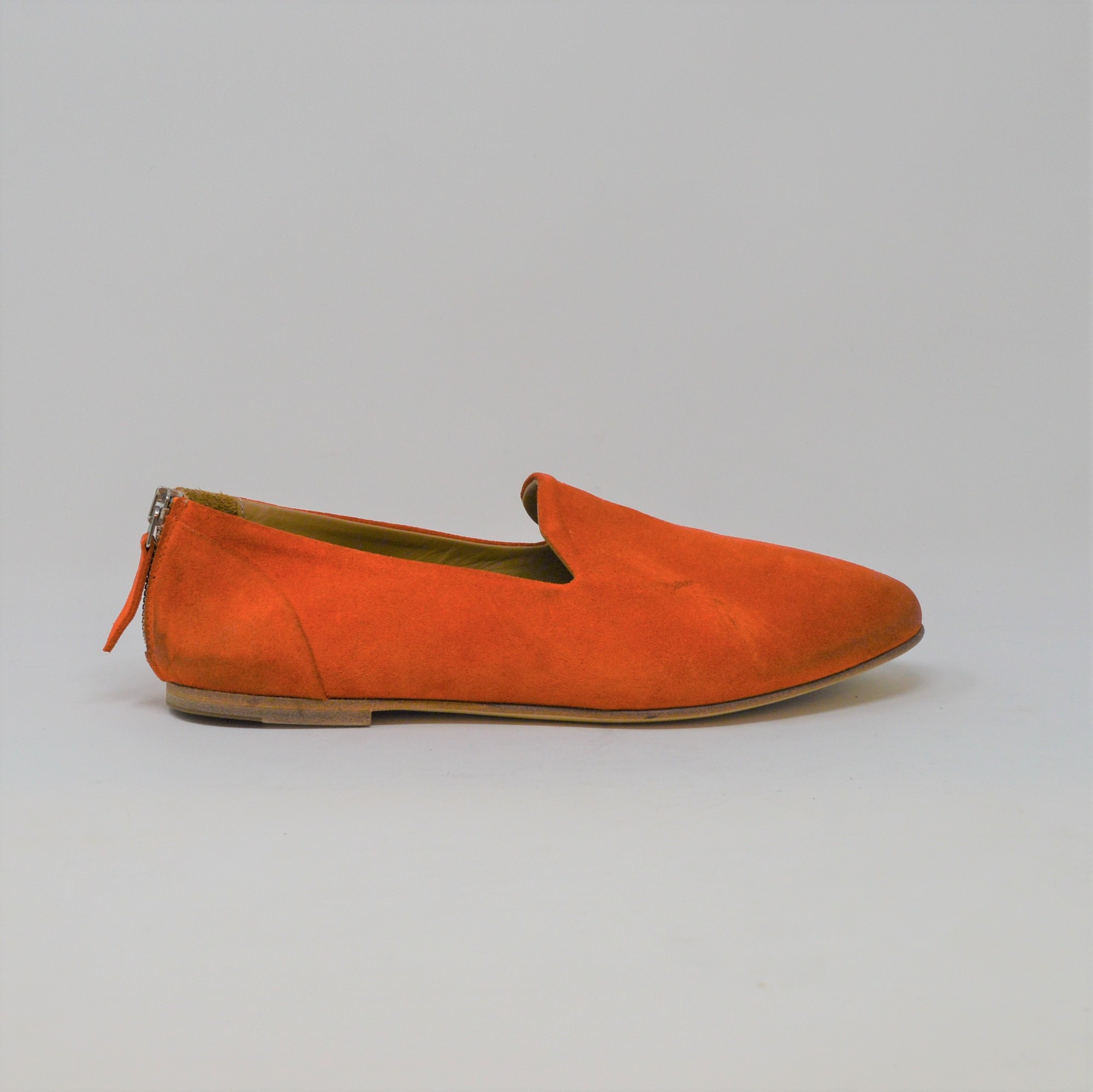 Orangefarbener Wildleder-Slipper