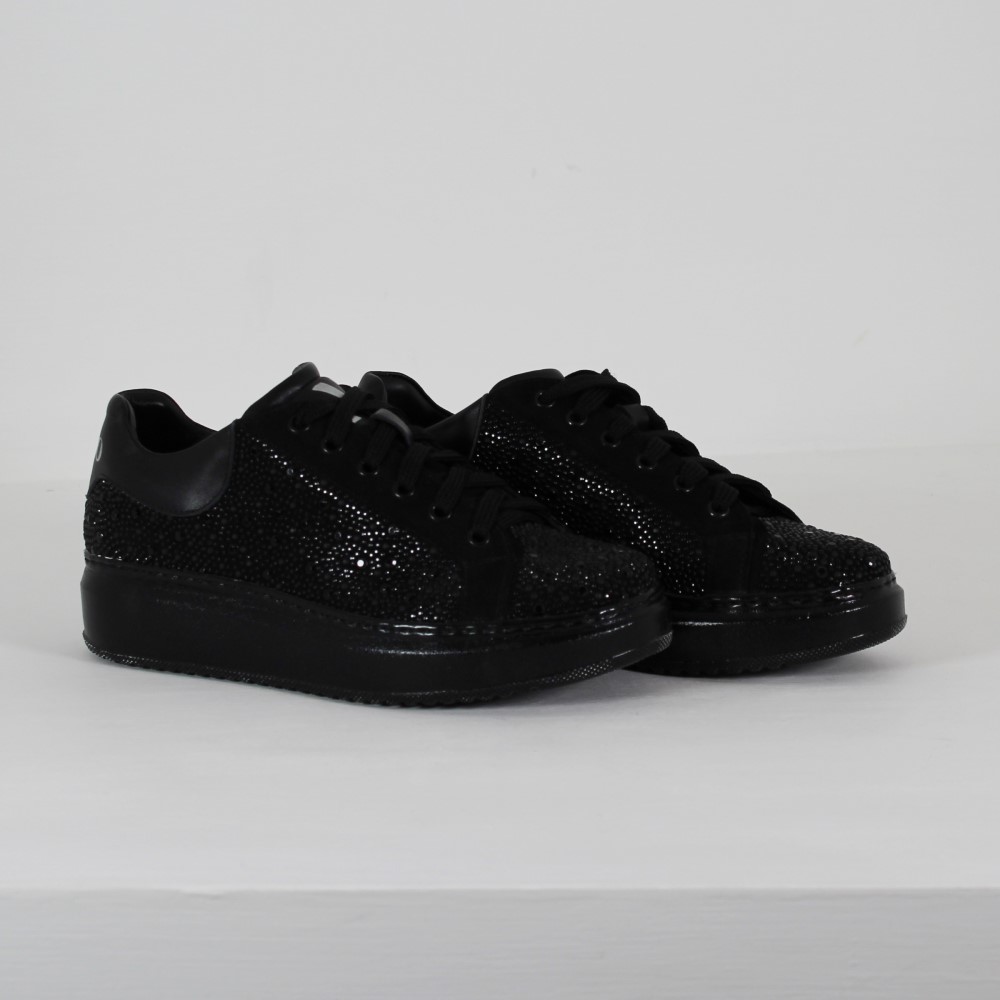 Schwarze Sneakers mit Swarovski-Kristallen